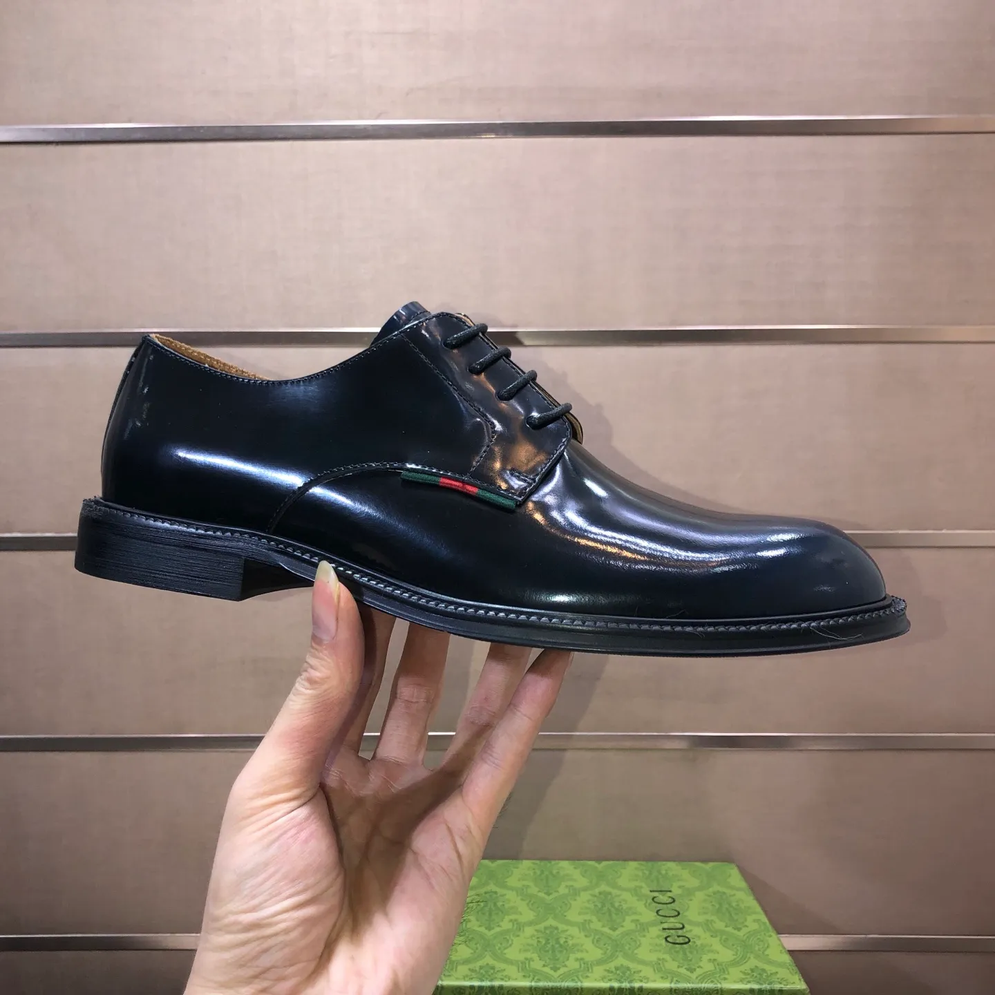 Factory batch 500💰Italy’s top luxury men’s shoe giant (GUCCI) (Gucci) (full cowhide lining) new arrival🍃Original European style🔰 Pleasant to the eye😍In order to make the shoes more durable and non-deformable🌀The production continues to follow traditional methods but there is still no lack of innovation💪The original sheepskin is selected for the leather♻️Smooth, natural and extra bright⭐Made of imported cowhide The rich man’s first choice 38-45 (45 customized)